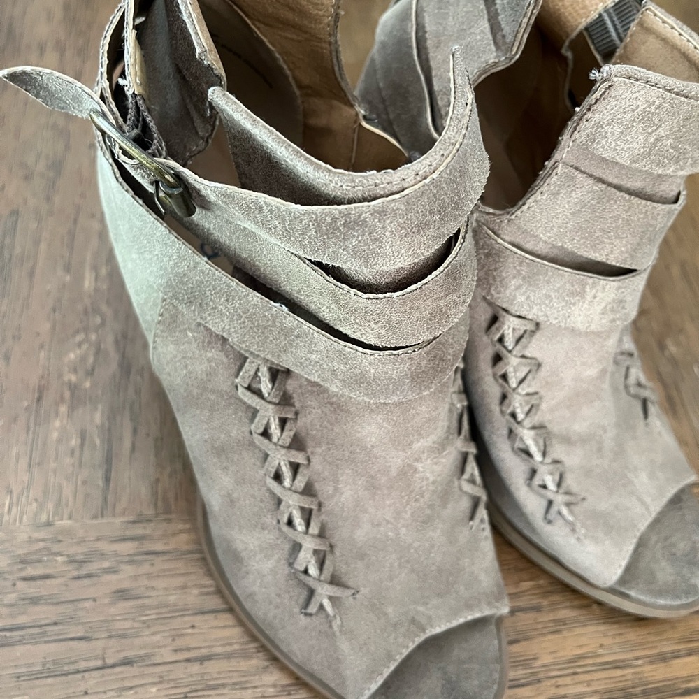 Diba True Ankle Open Toe Booties. Size 6